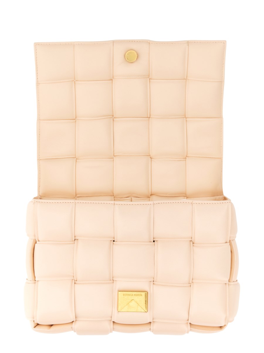 BOTTEGA VENETA BORSA PADDED CASSETTE CON MAXI MOTIVO INTRECCIATO