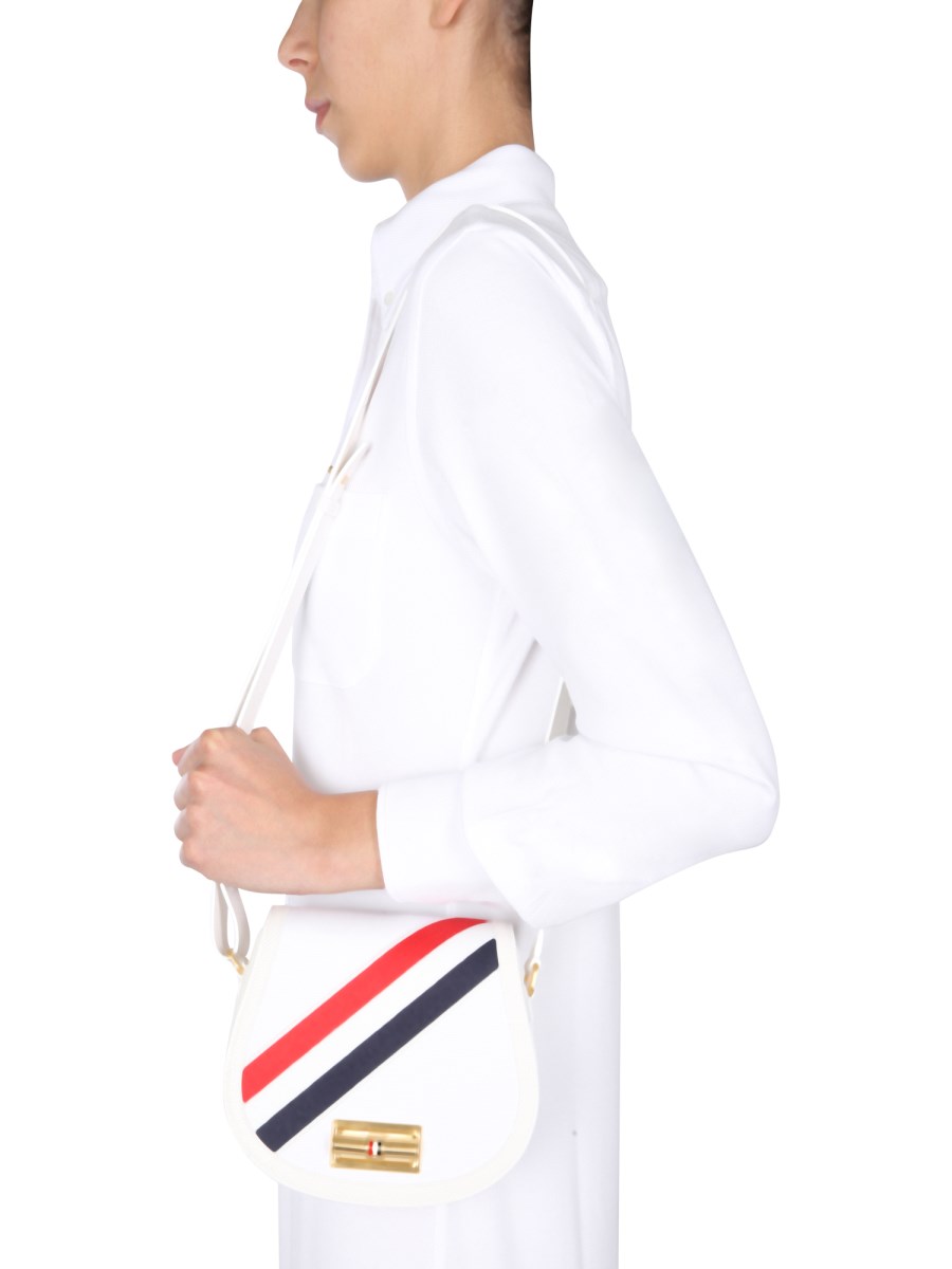 THOM BROWNE BORSA SADDLE A SPALLA IN CANVAS CON BANDA DIAGONALE TRICOLORE
