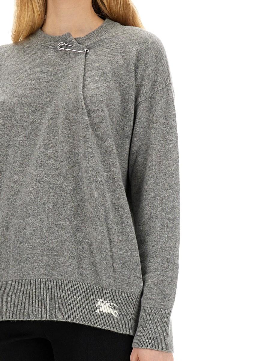 BURBERRY MAGLIA IN CASHMERE CON KILT PIN
