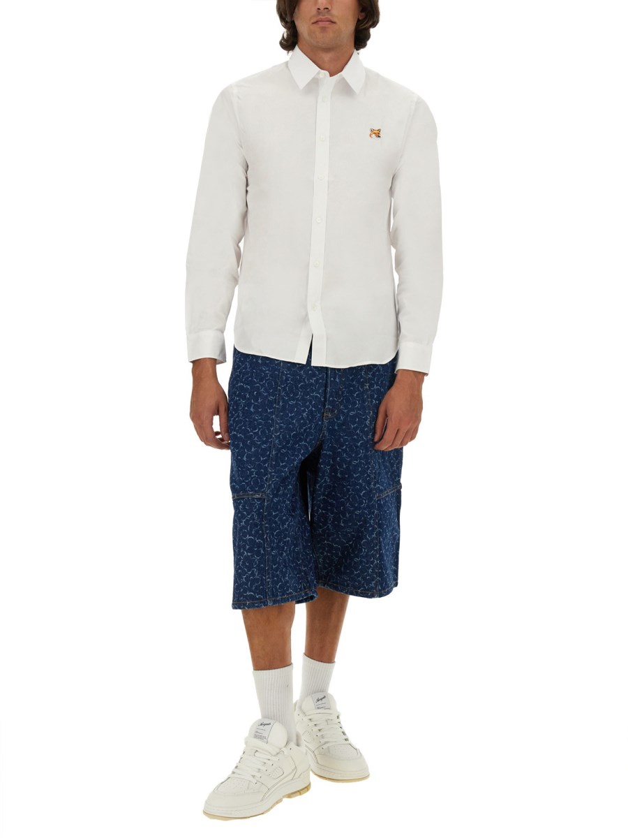 MAISON KITSUNÉ CAMICIA IN POPELINE DI COTONE CON PATCH FOX