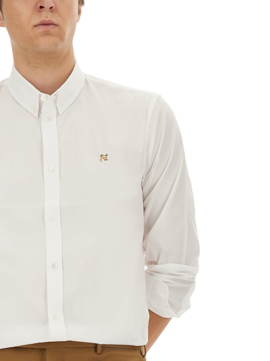 MAISON KITSUNÉ CAMICIA IN POPELINE DI COTONE CON PATCH FOX