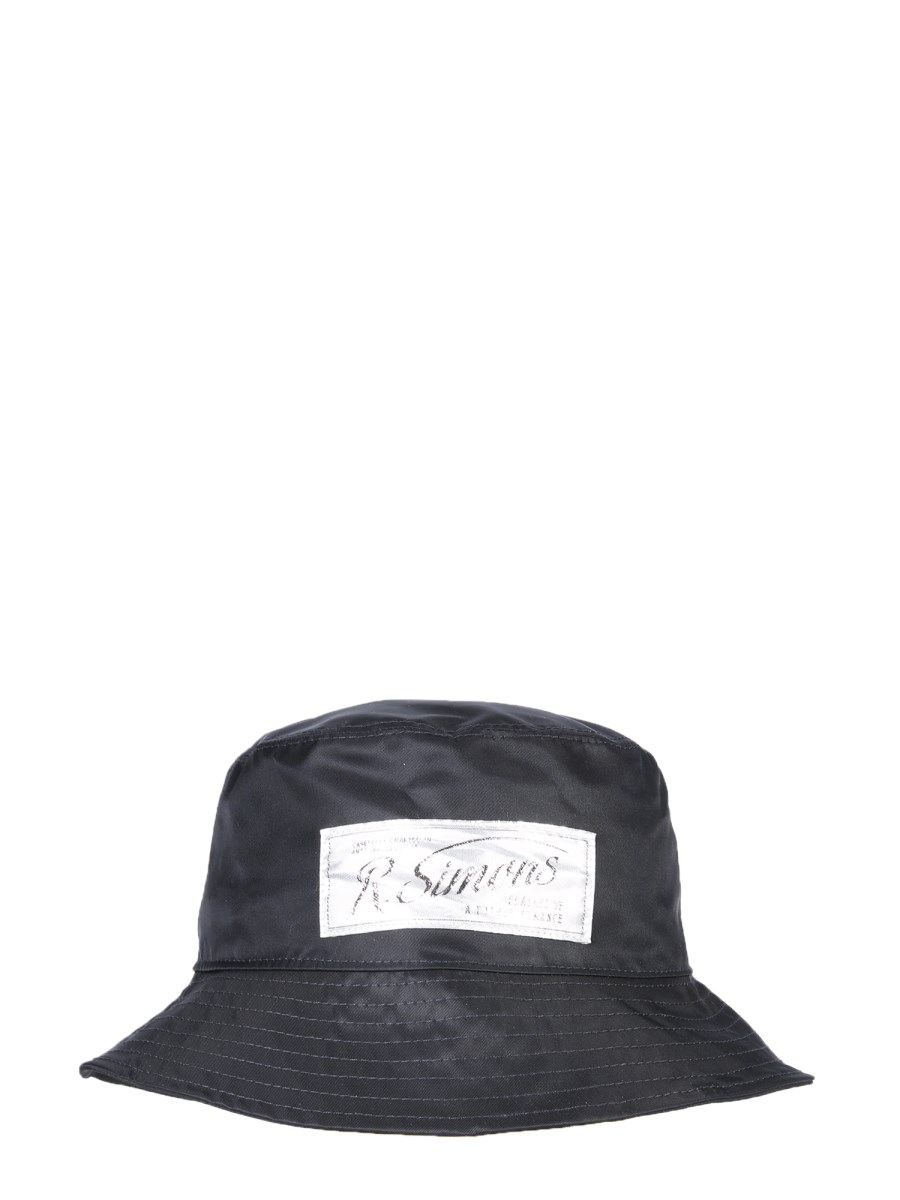 RAF SIMONS CAPPELLO BUCKET REVERSIBILE CON PATCH LOGO