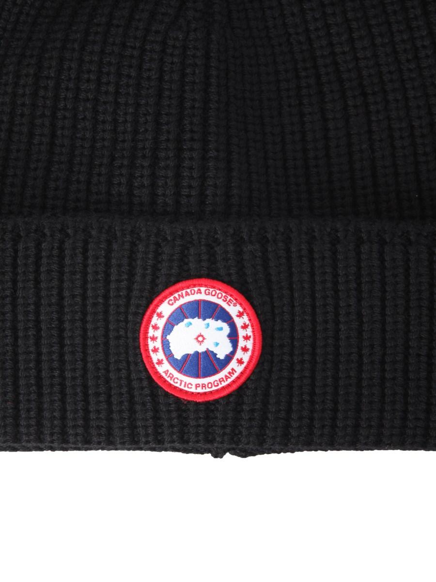 CANADA GOOSE CAPPELLO IN MAGLIA DI LANA A COSTINE CON PATCH LOGO