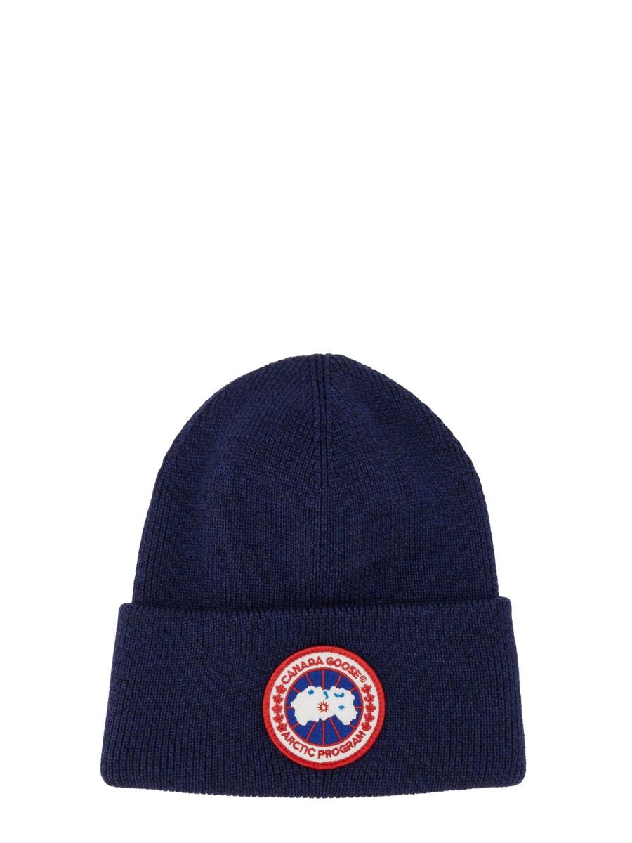 CANADA GOOSE CAPPELLO IN MAGLIA DI LANA CON PATCH LOGO