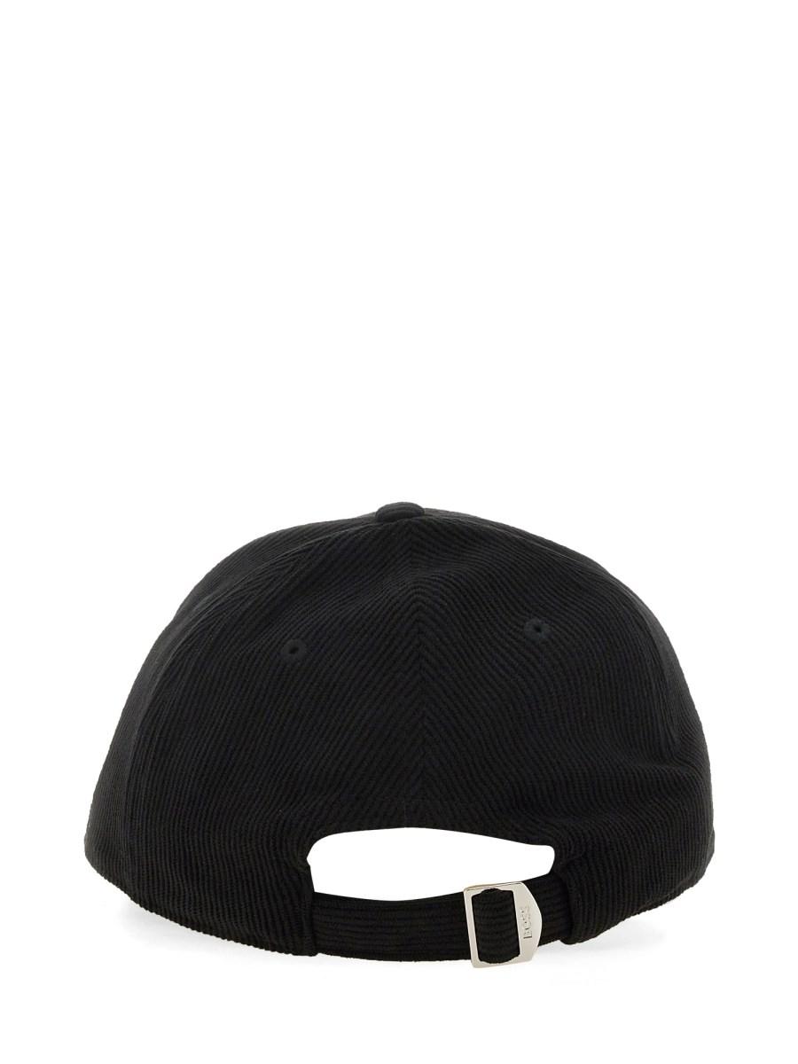 BOSS CAPPELLO "ZED-FLAG-CO" IN VELLUTO A COSTE SOTTILI CON LOGO RICAMATO