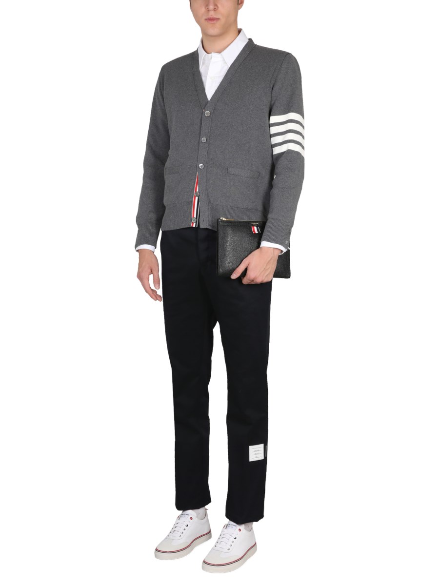 THOM BROWNE CARDIGAN SCOLLO A V IN COTONE PUNTO MILANO CON 4 BAR STRIPES
