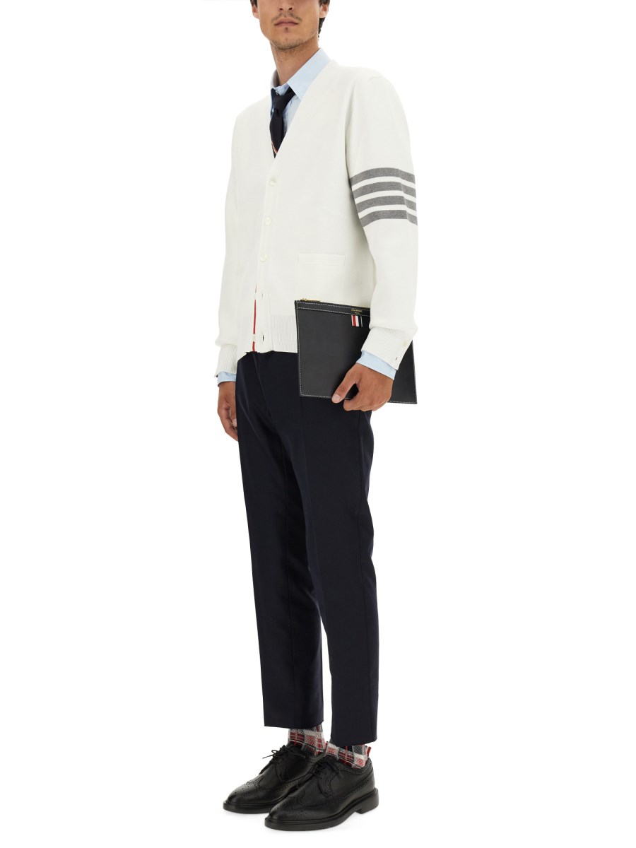 THOM BROWNE CARDIGAN SCOLLO A V IN COTONE PUNTO MILANO CON 4 BAR STRIPES
