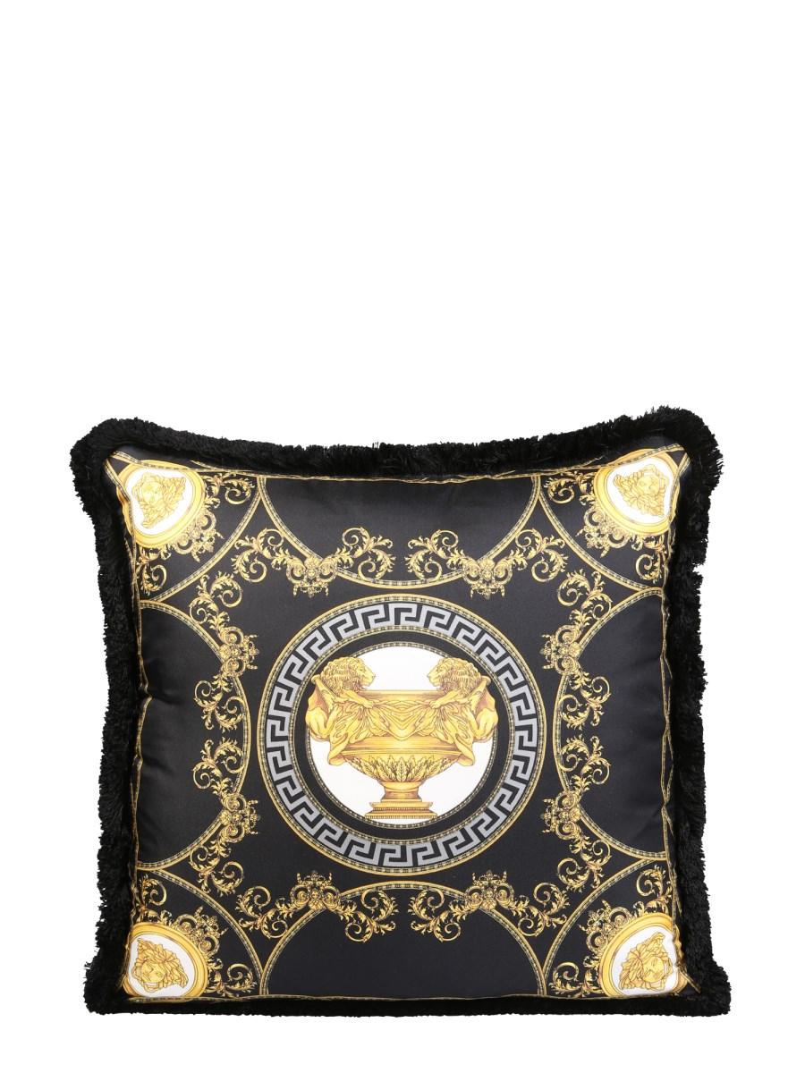 VERSACE CUSCINO IN SETA CON STAMPA LA COUPE DES DIEUX E FRANGE