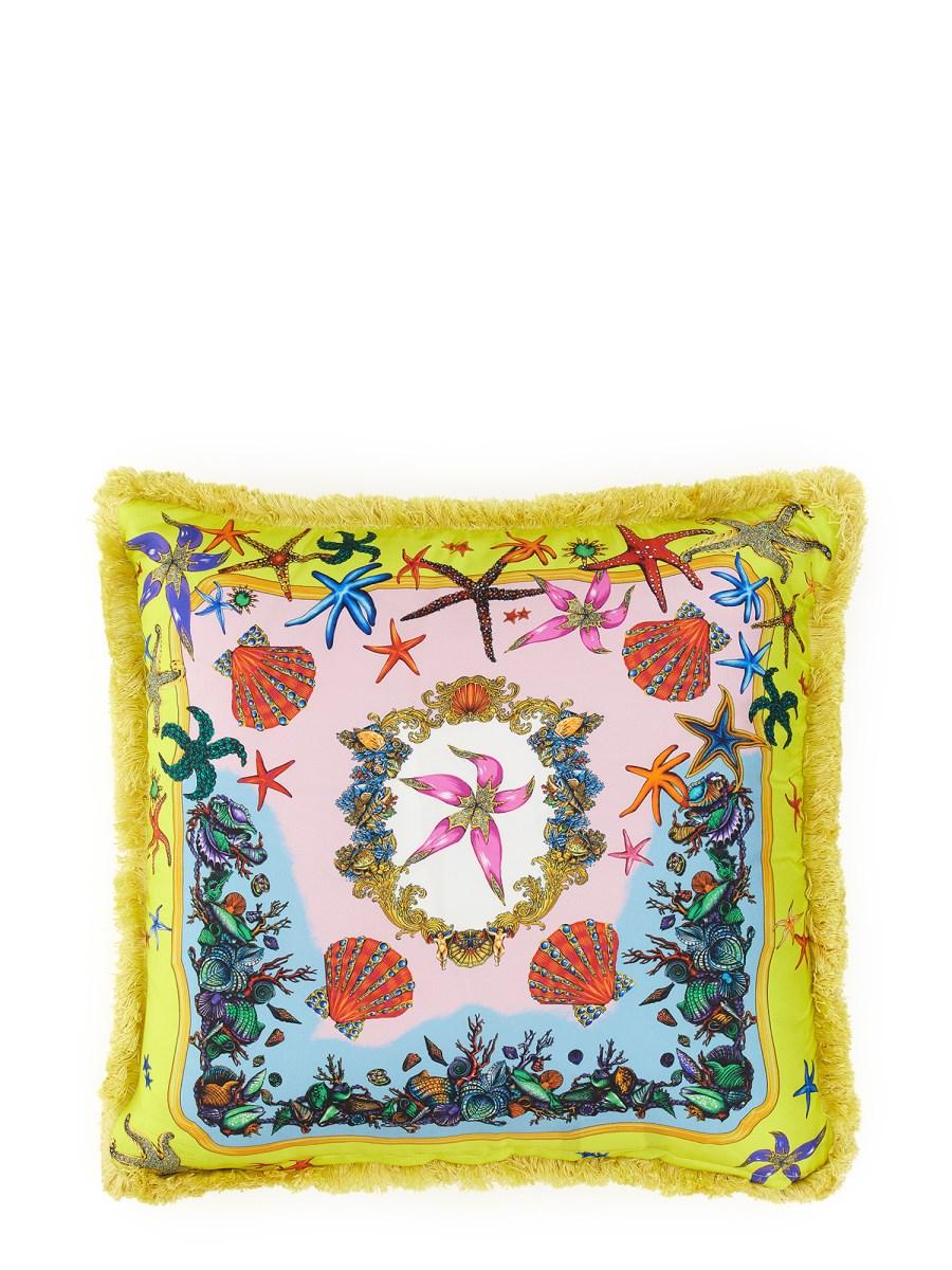 VERSACE CUSCINO IN SETA CON STAMPA TESORI DEL MARE E FRANGE