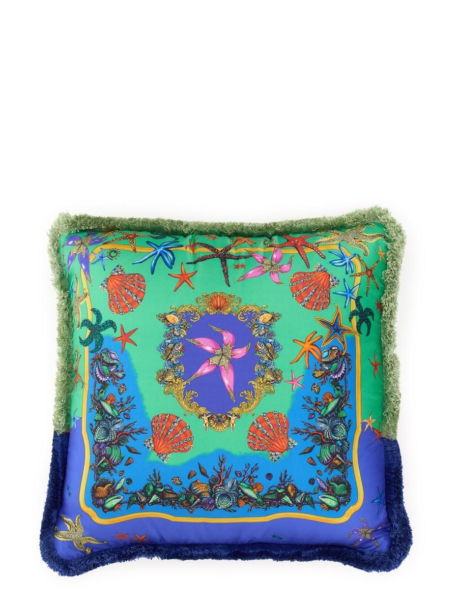 VERSACE CUSCINO IN SETA CON STAMPA TESORI DEL MARE E FRANGE