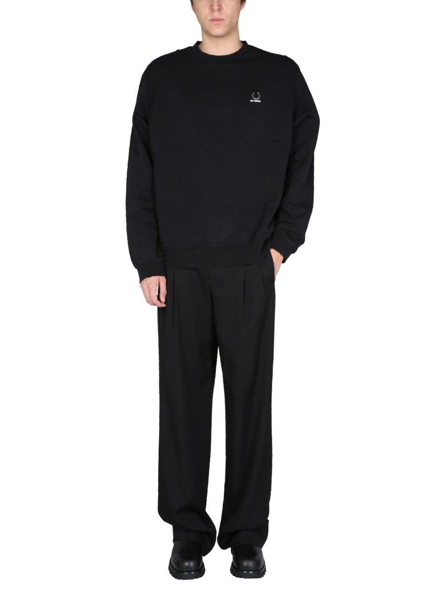 FRED PERRY X RAF SIMONS FELPA GIROCOLLO IN COTONE EFFETTO DESTROYED CON LOGO