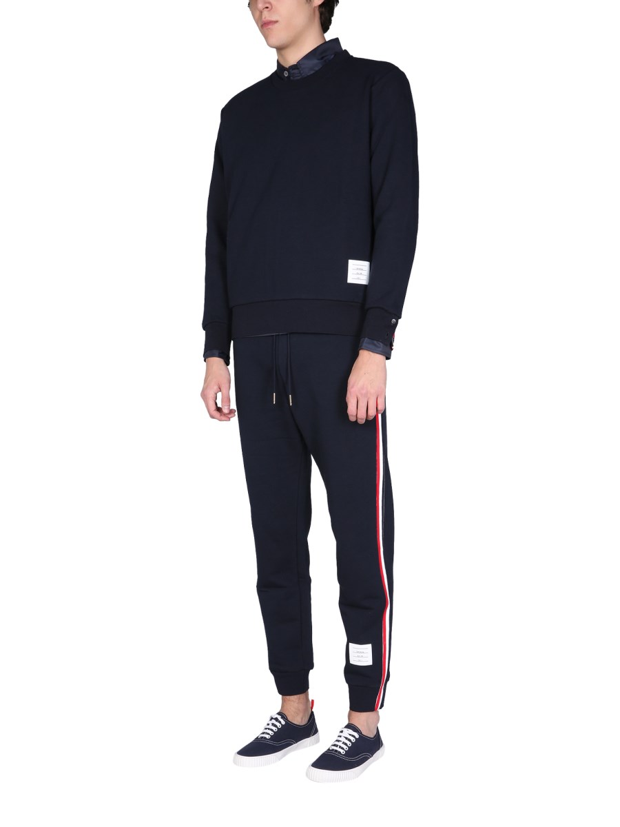 THOM BROWNE FELPA IN COTONE CON INTARSIO TRICOLORE SUL RETRO