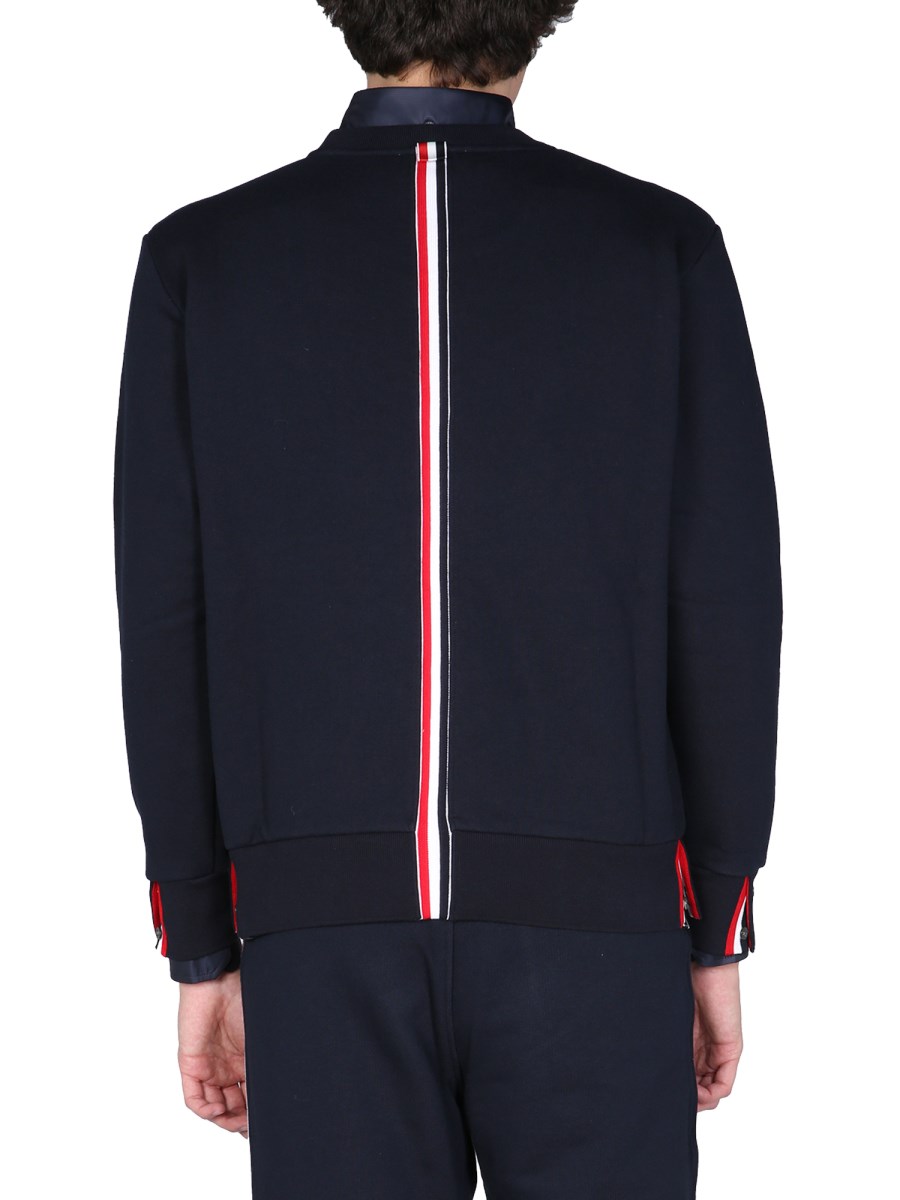 THOM BROWNE FELPA IN COTONE CON INTARSIO TRICOLORE SUL RETRO