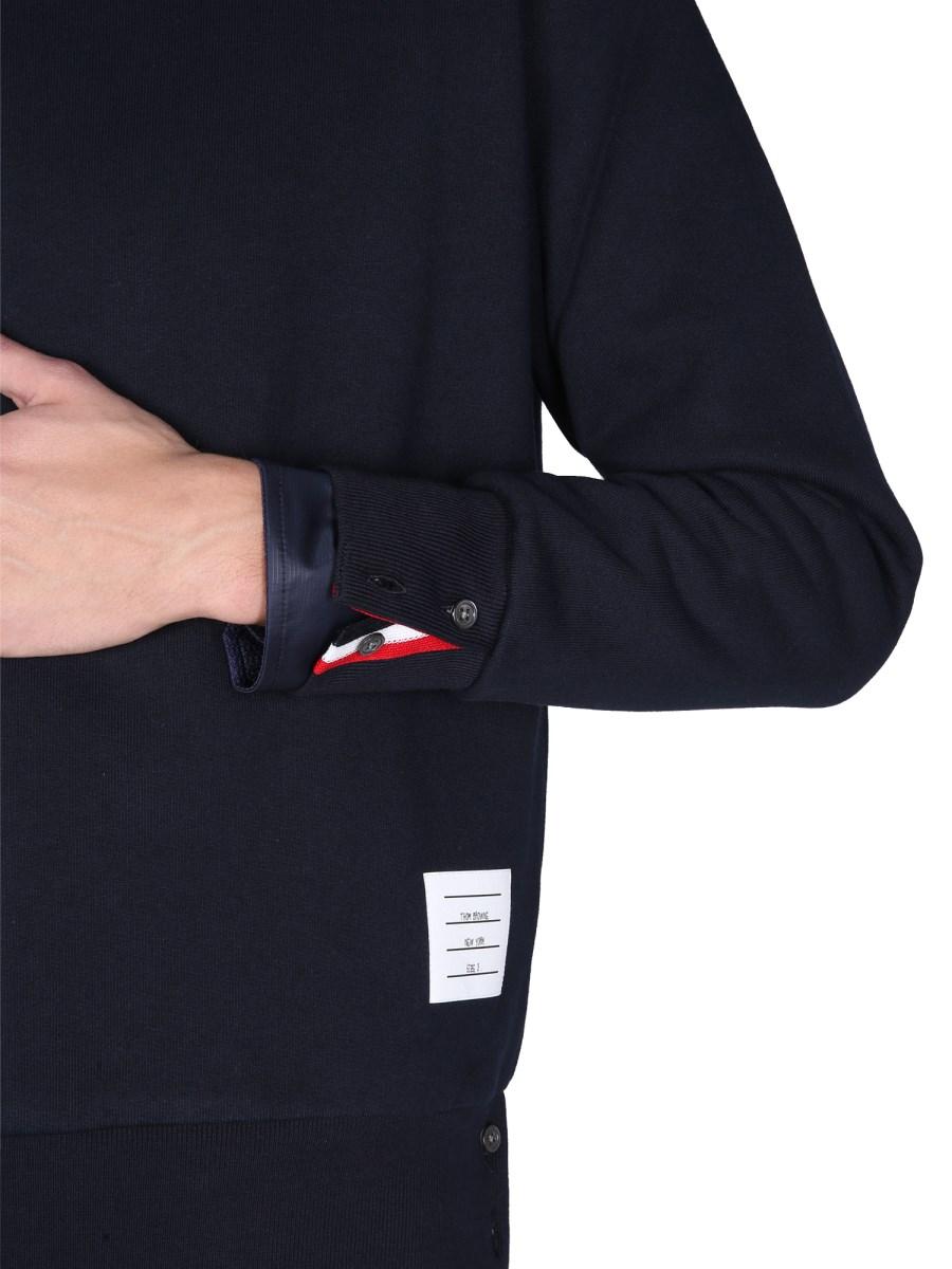 THOM BROWNE FELPA IN COTONE CON INTARSIO TRICOLORE SUL RETRO