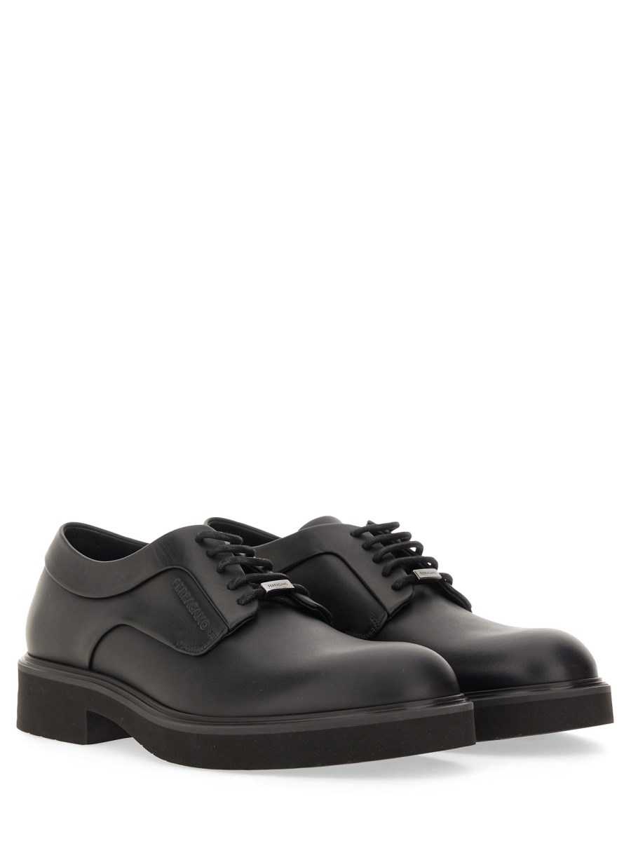 FERRAGAMO DERBY IN PELLE CON ORNAMENTO