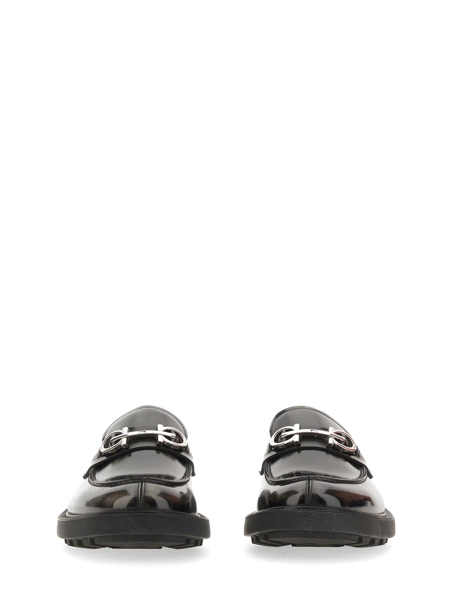 FERRAGAMO MOCASSINO IN PELLE CON ORNAMENTO GANCINI