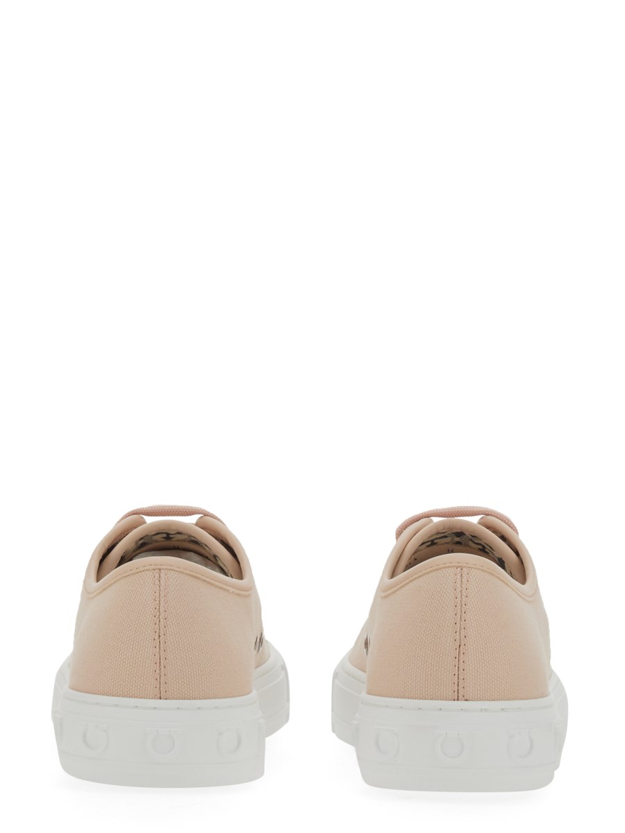 FERRAGAMO SNEAKER BASSA IN TELA DI COTONE CON LOGO