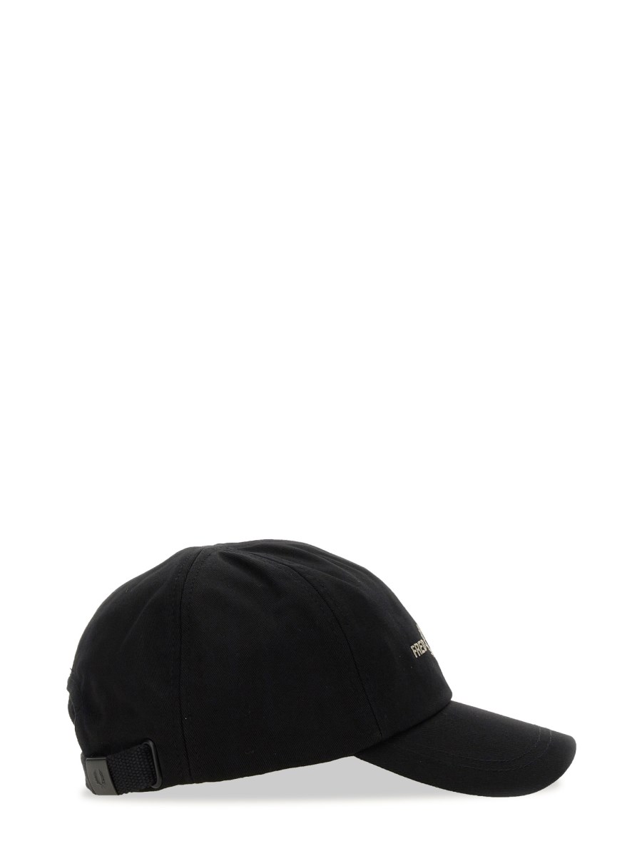 FRED PERRY CAPPELLO DA BASEBALL IN COTONE CON LOGO