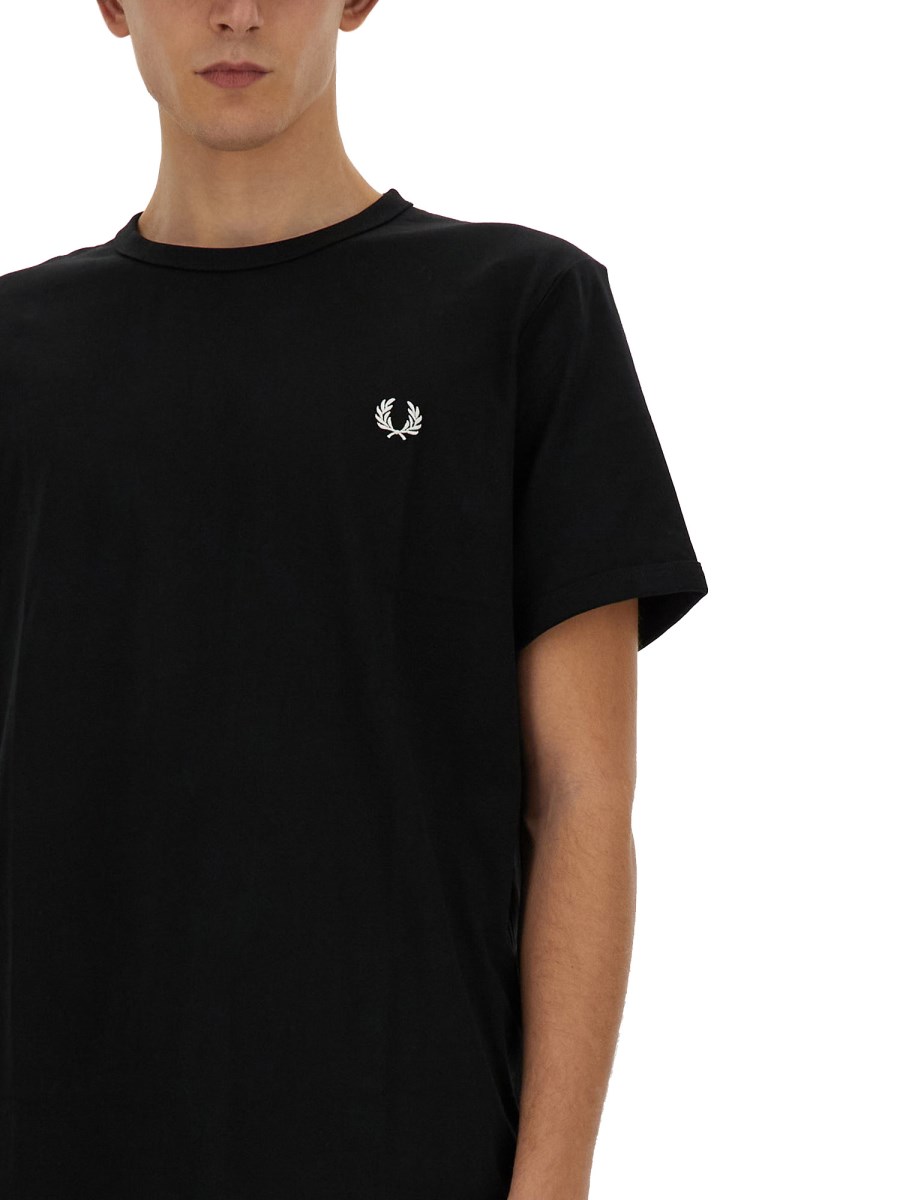 FRED PERRY T-SHIRT CON LOGO