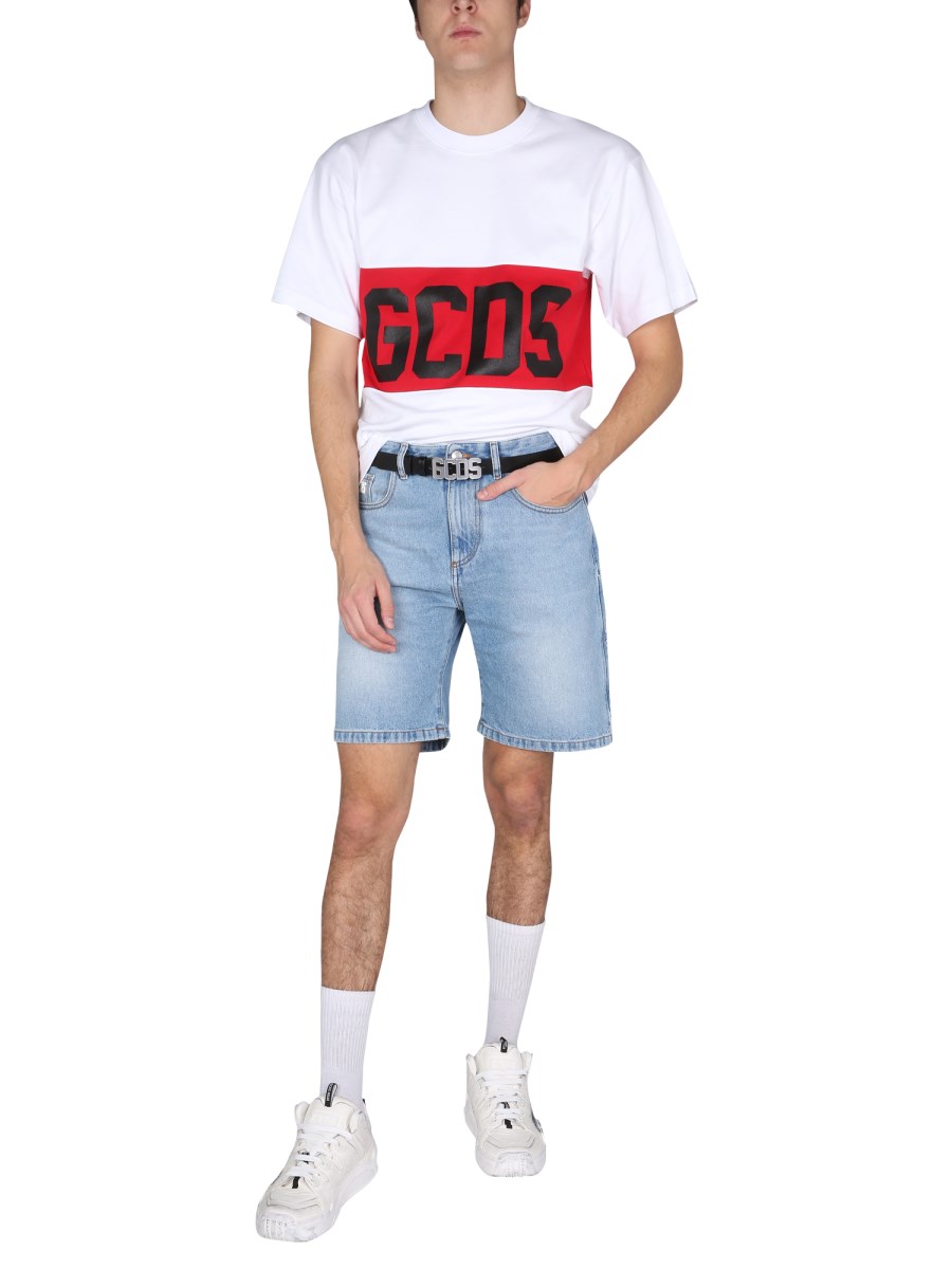 GCDS BERMUDA IN DENIM DI COTONE CON LOGO