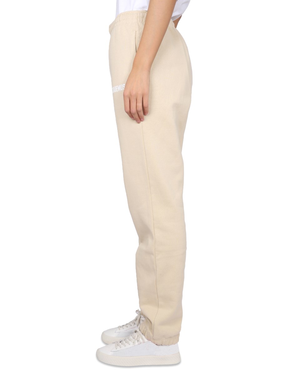 JACQUEMUS PANTALONE JOGGING CON LOGO