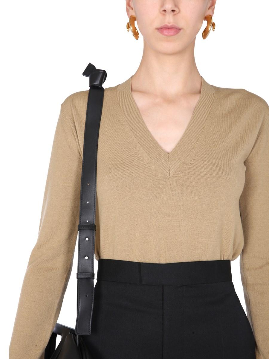 BOTTEGA VENETA MAGLIA CON SCOLLO A V IN LANA STRETCH FINE