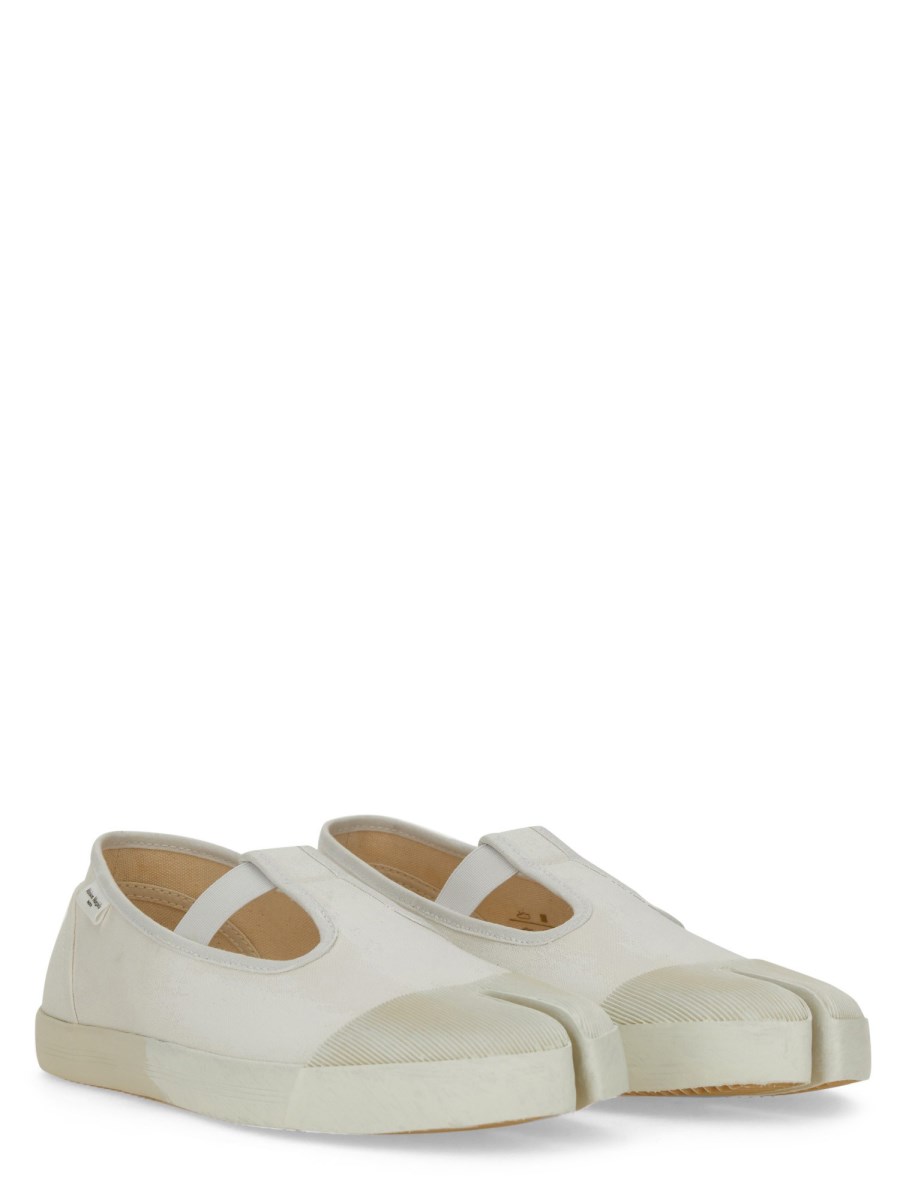 MAISON MARGIELA MARY JANE "TABI" ON THE DECK