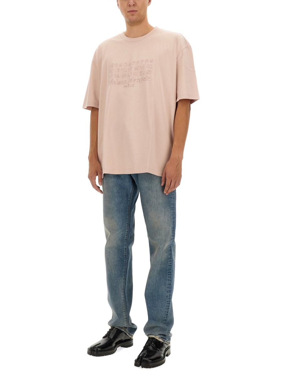 MAISON MARGIELA T-SHIRT CON LOGO RICAMATO