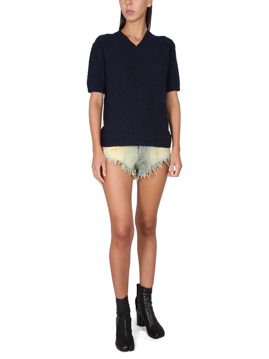 MAISON MARGIELA T-SHIRT IN MAGLIA CON SCOLLO A V