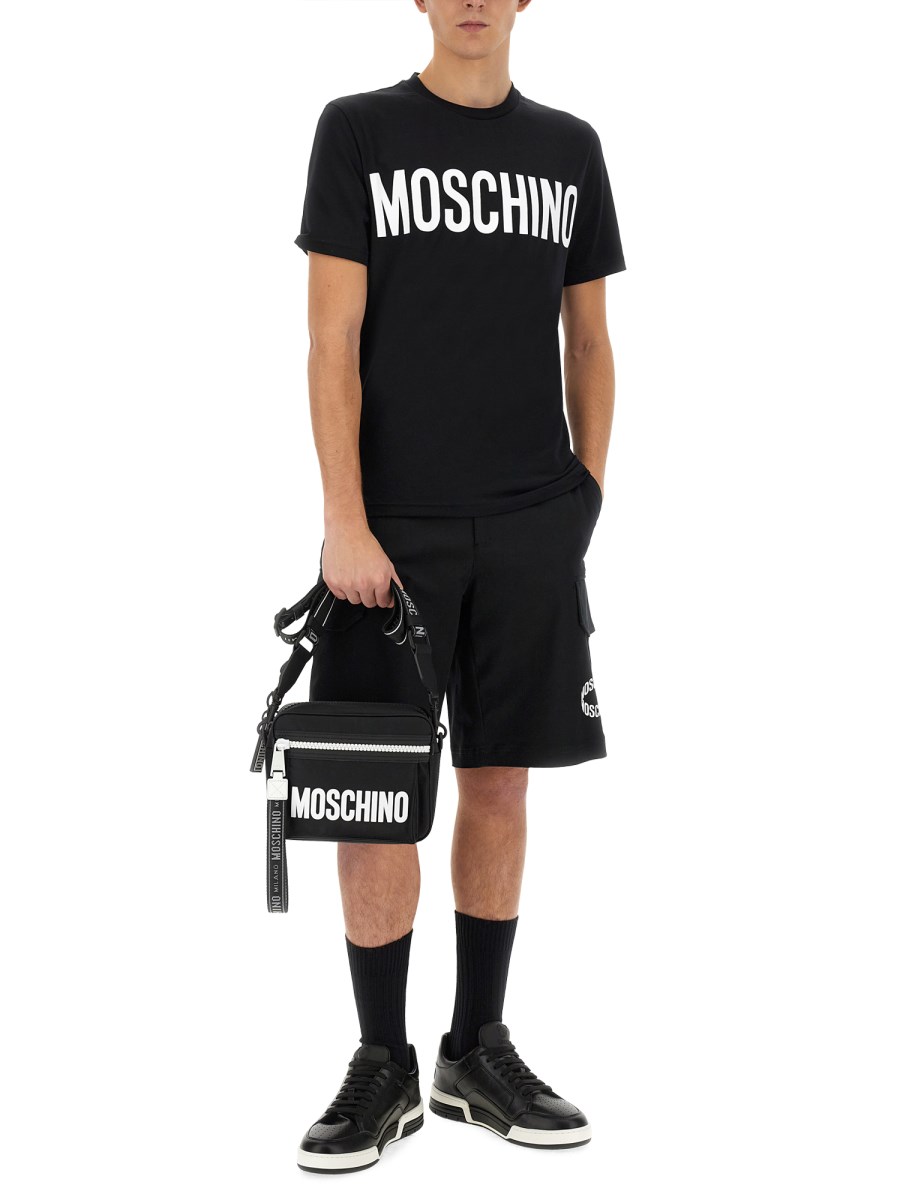 MOSCHINO BERMUDA CON LOGO