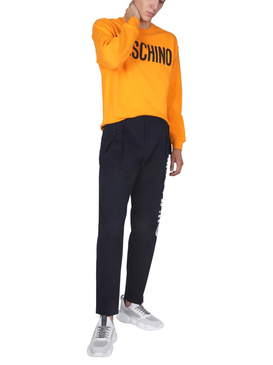 MOSCHINO PANTALONE CON LOGO SYMBOLS INB GABARDINE DI COTONE