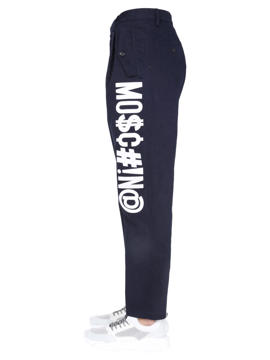 MOSCHINO PANTALONE CON LOGO SYMBOLS INB GABARDINE DI COTONE