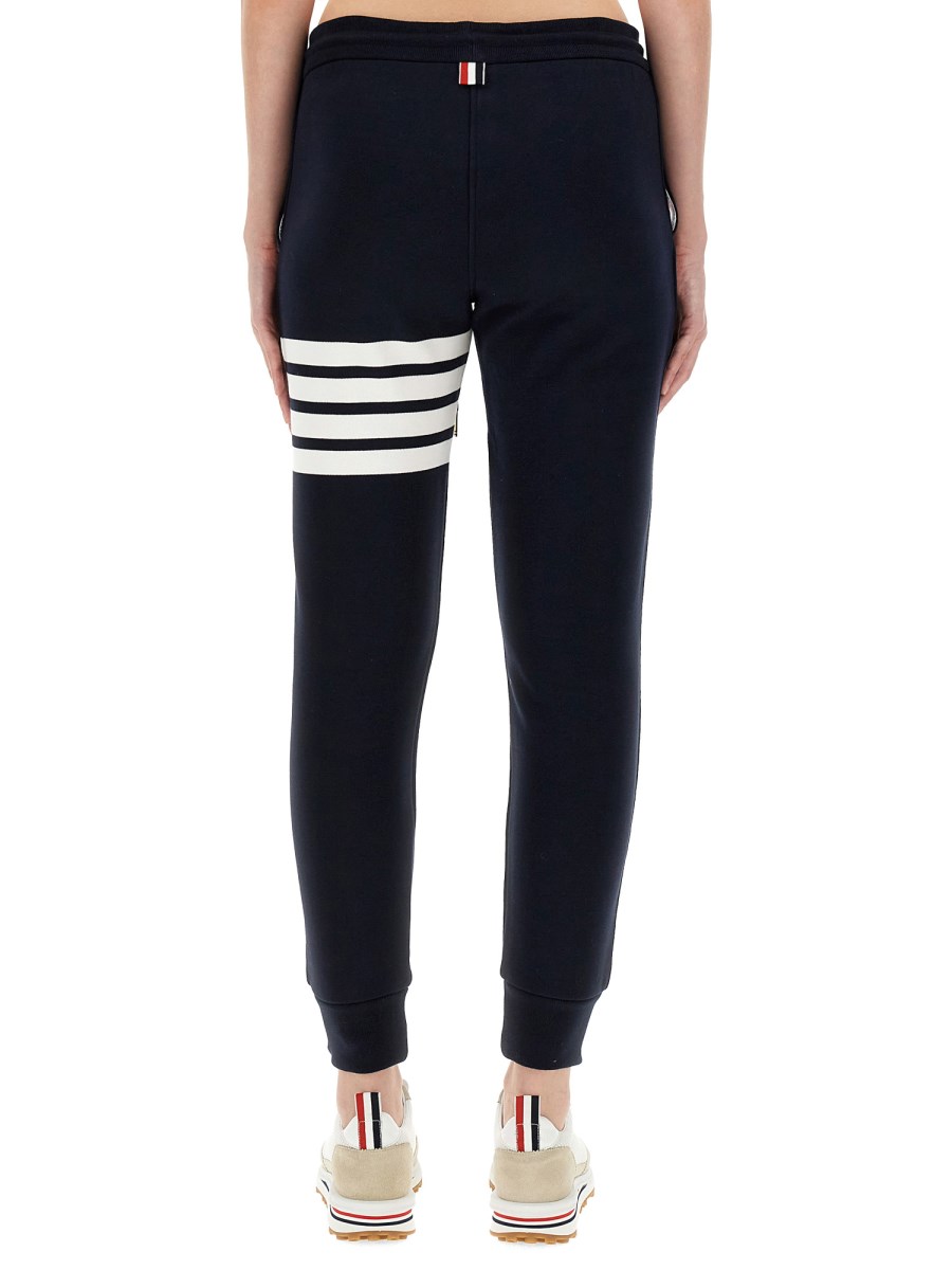 THOM BROWNE PANTALONE IN FELPA DI COTONE CON DETTAGLIO A RIGHE