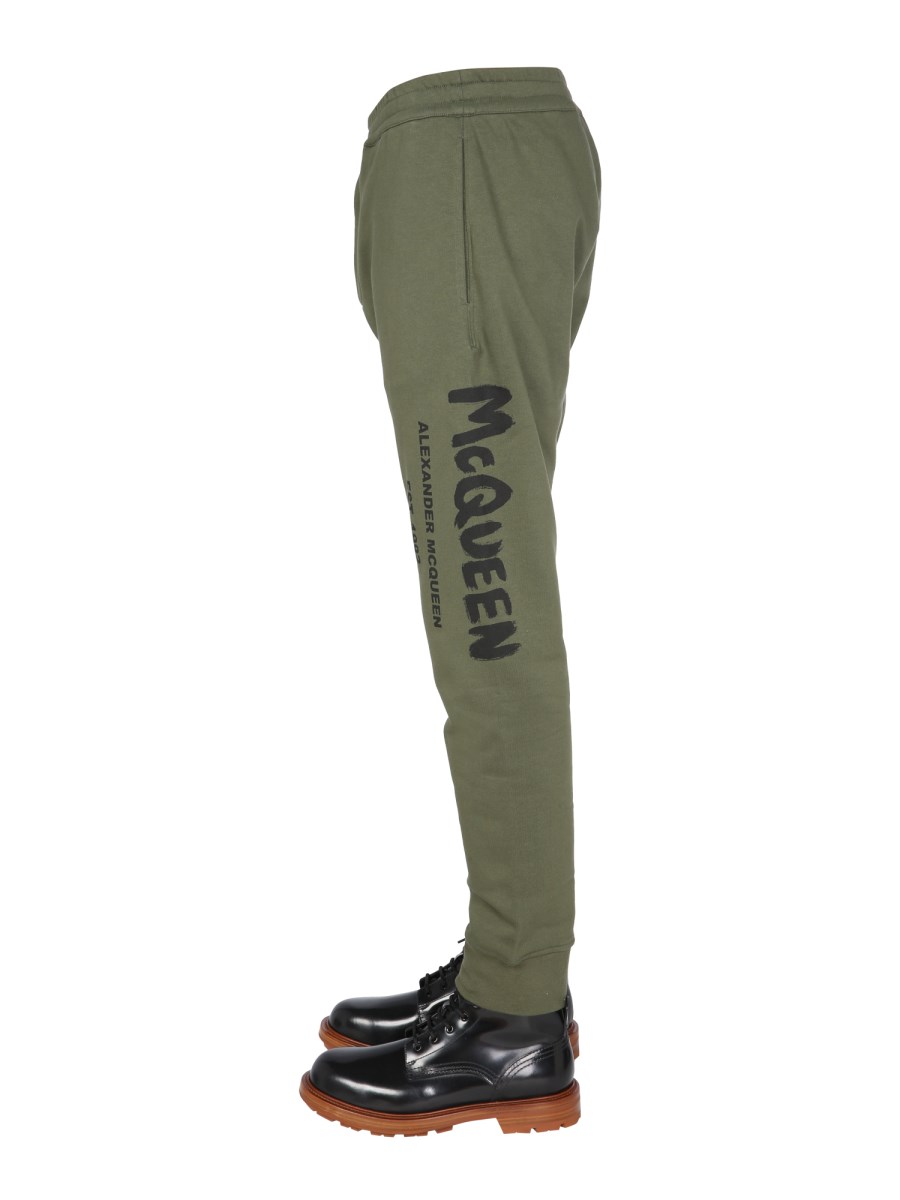 ALEXANDER McQUEEN PANTALONE JOGGING CON LOGO GRAFFITI