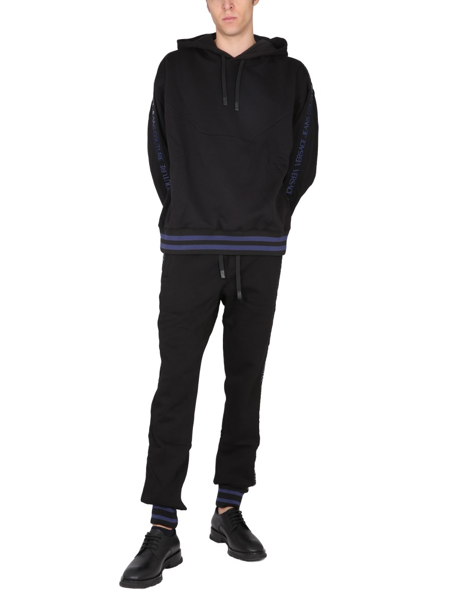 VERSACE JEANS COUTURE PANTALONE JOGGING IN COTONE CON ELASTICO
