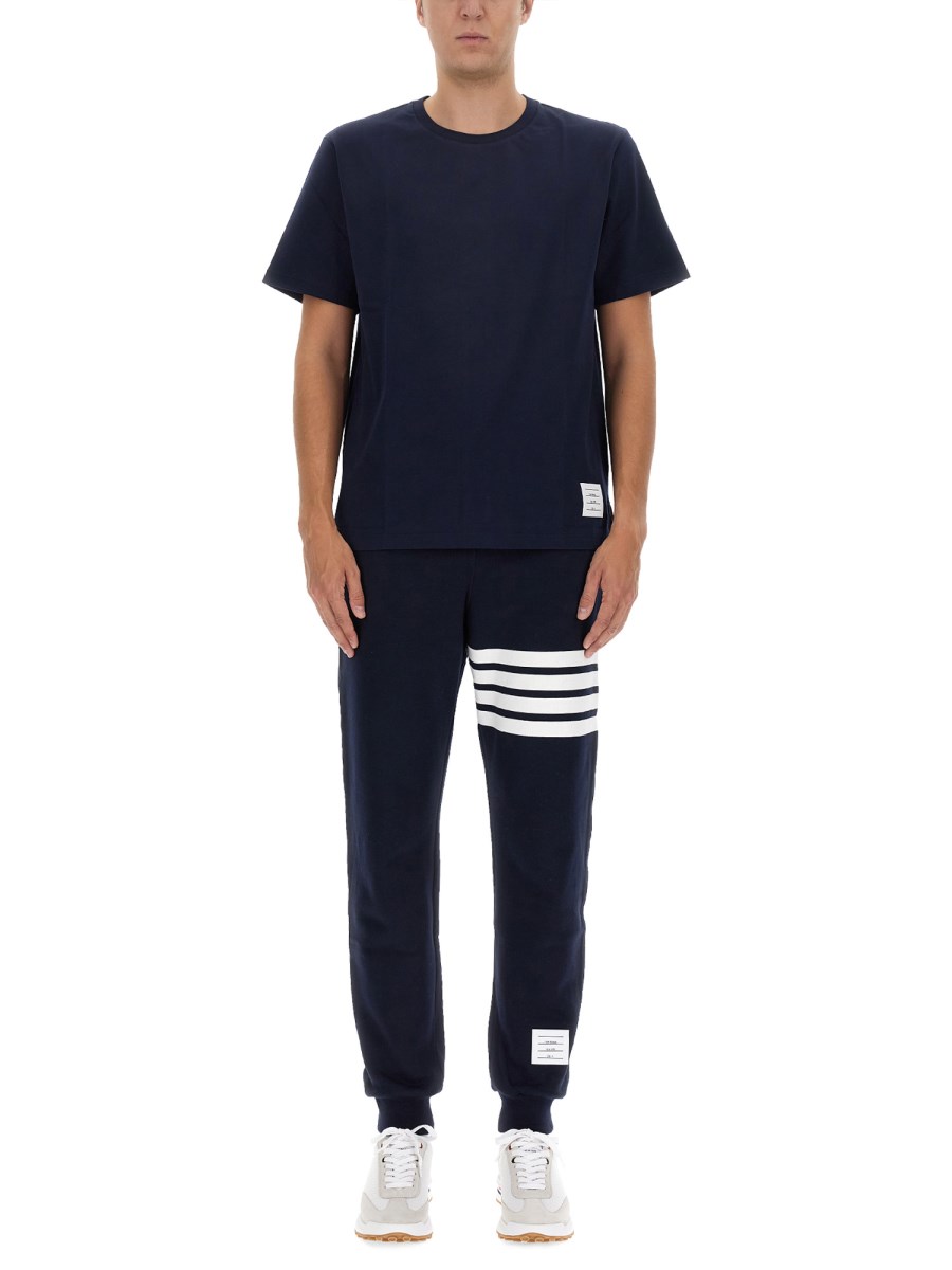THOM BROWNE PANTALONE JOGGING IN COTONE CON STAMPA 4BAR STRIPE