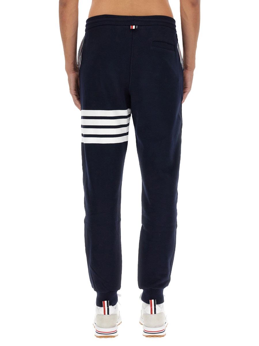 THOM BROWNE PANTALONE JOGGING IN COTONE CON STAMPA 4BAR STRIPE