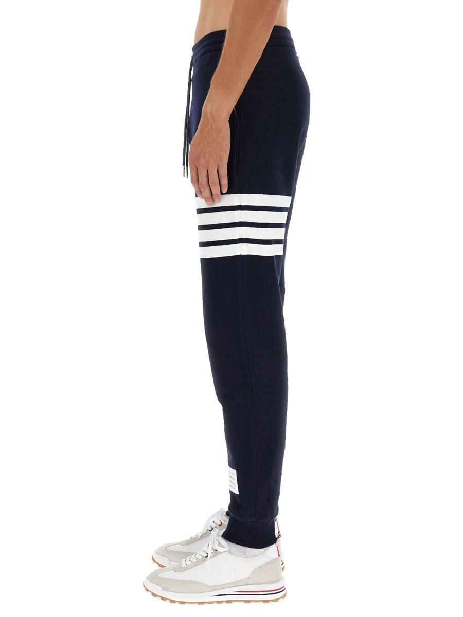 THOM BROWNE PANTALONE JOGGING IN COTONE CON STAMPA 4BAR STRIPE