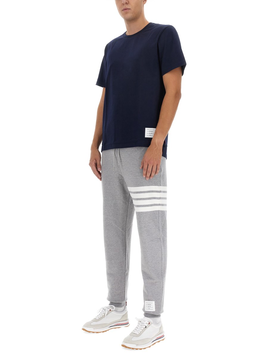 THOM BROWNE PANTALONE JOGGING IN COTONE CON STAMPA 4BAR STRIPE