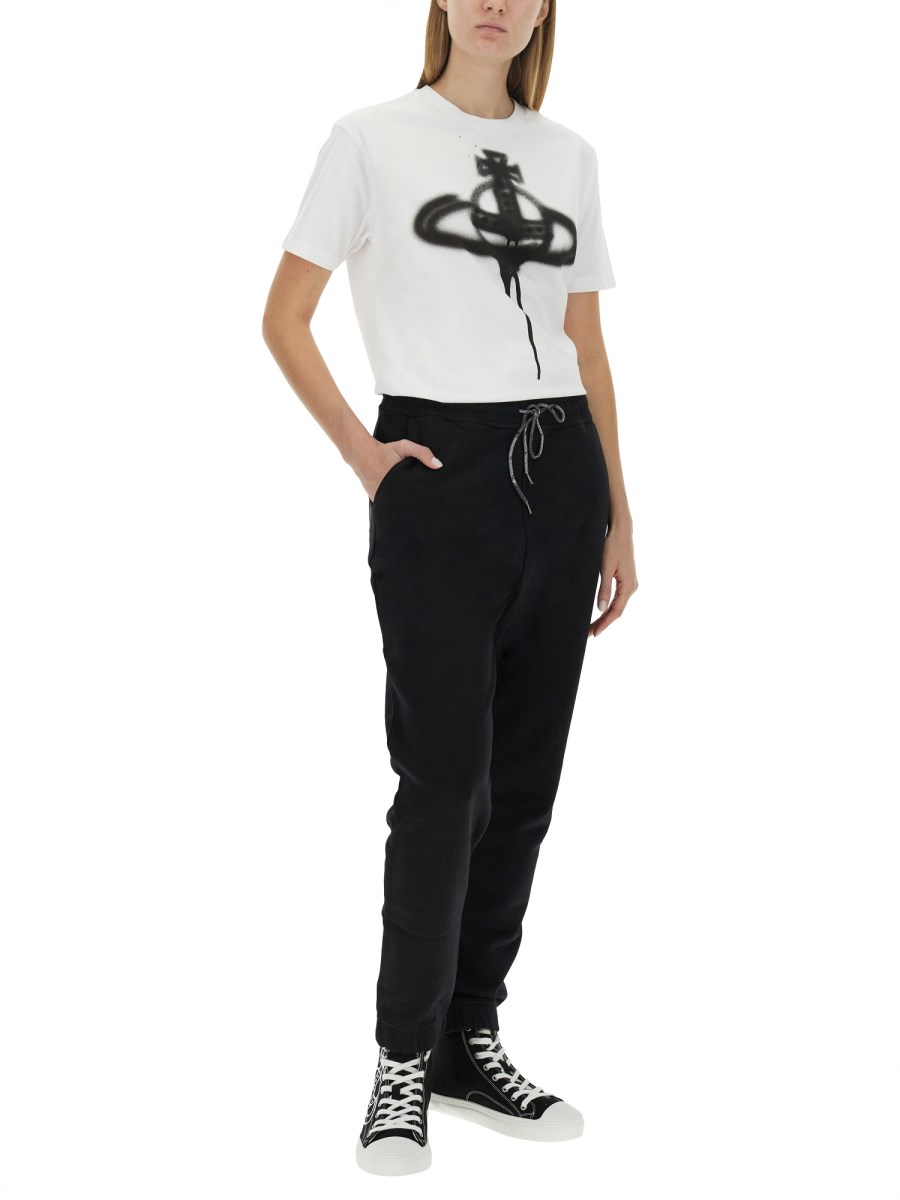 VIVIENNE WESTWOOD PANTALONE JOGGING IN COTONE CON STAMPA SPRAY ORB