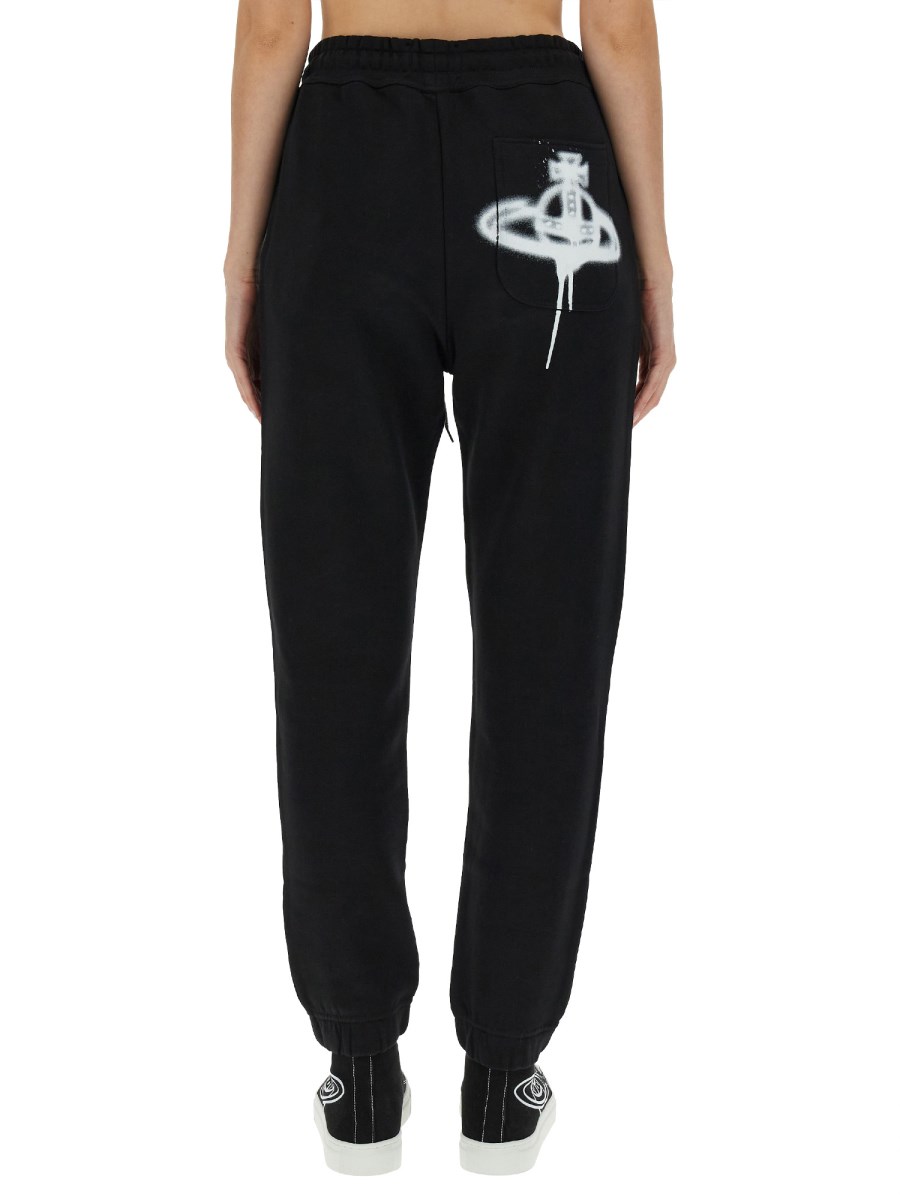 VIVIENNE WESTWOOD PANTALONE JOGGING IN COTONE CON STAMPA SPRAY ORB