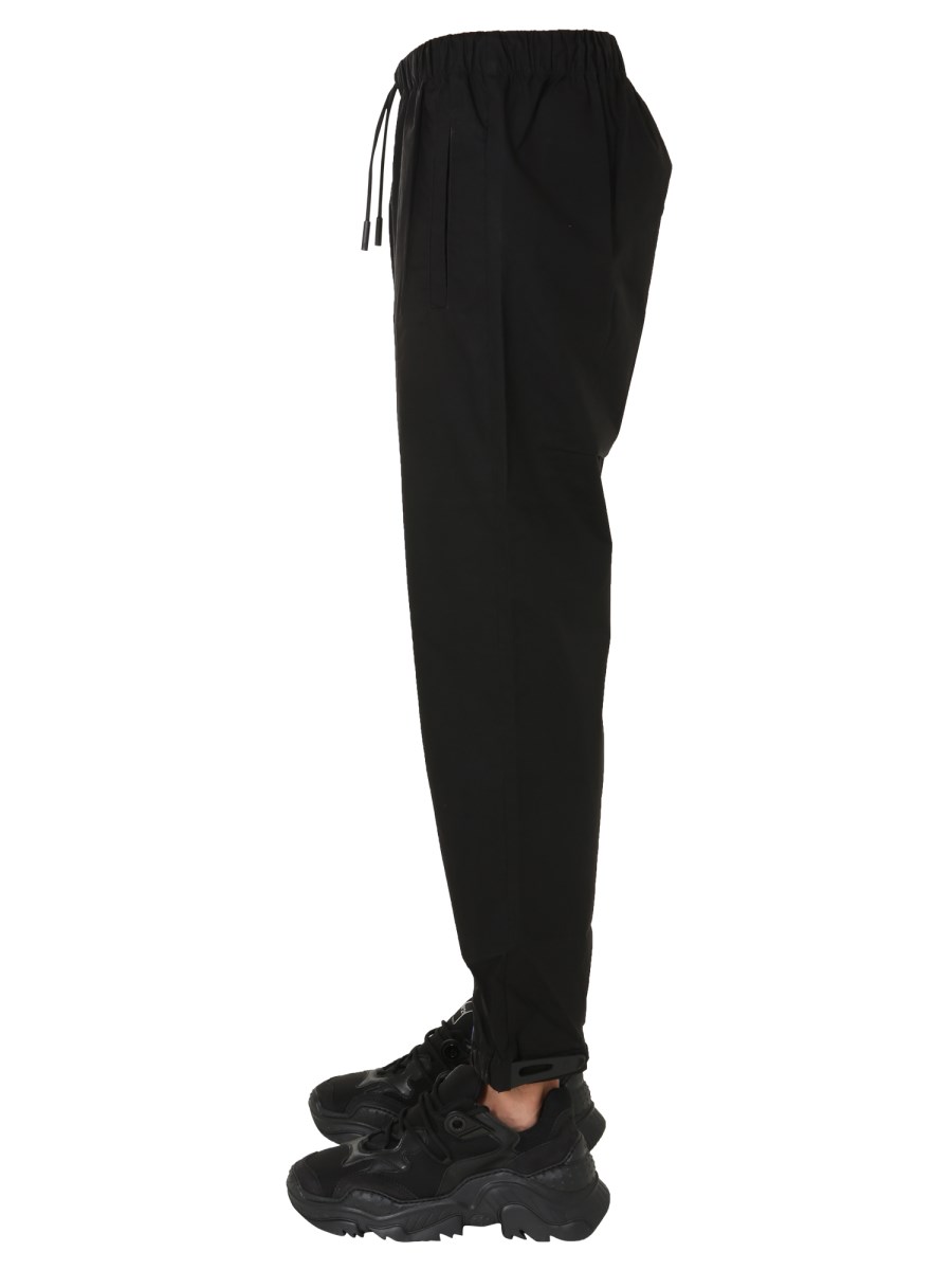 MARCELO BURLON COUNTY OF MILAN PANTALONE JOGGING IN COTONE TECNICO CON BANDE A CONTRASTO