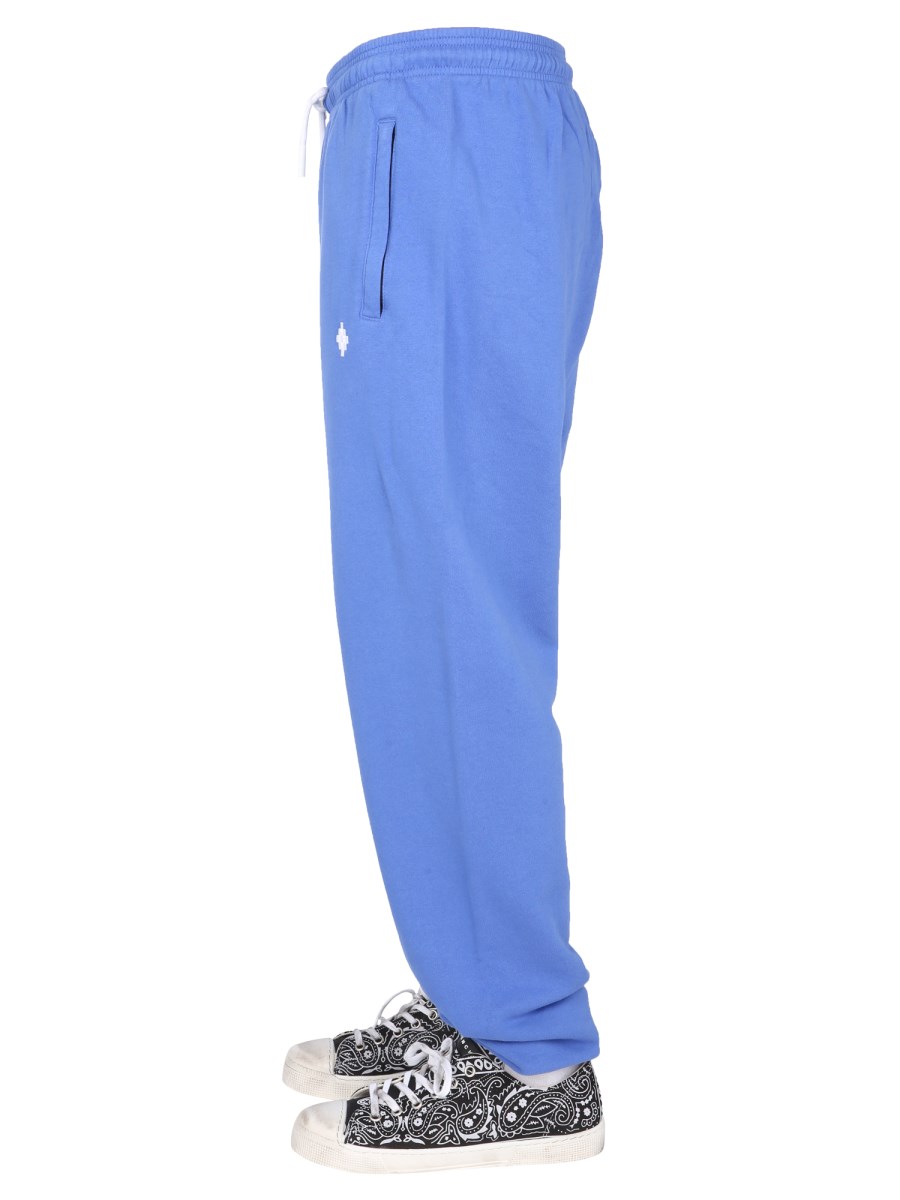 MARCELO BURLON COUNTY OF MILAN PANTALONE JOGGING IN FELPA DI COTONE CON LOGO RICAMO "CROSS"
