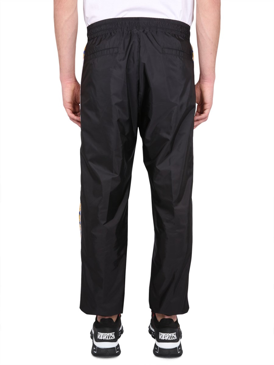 VERSACE PANTALONE JOGGING IN NYLON CON STAMPA BAROCCO