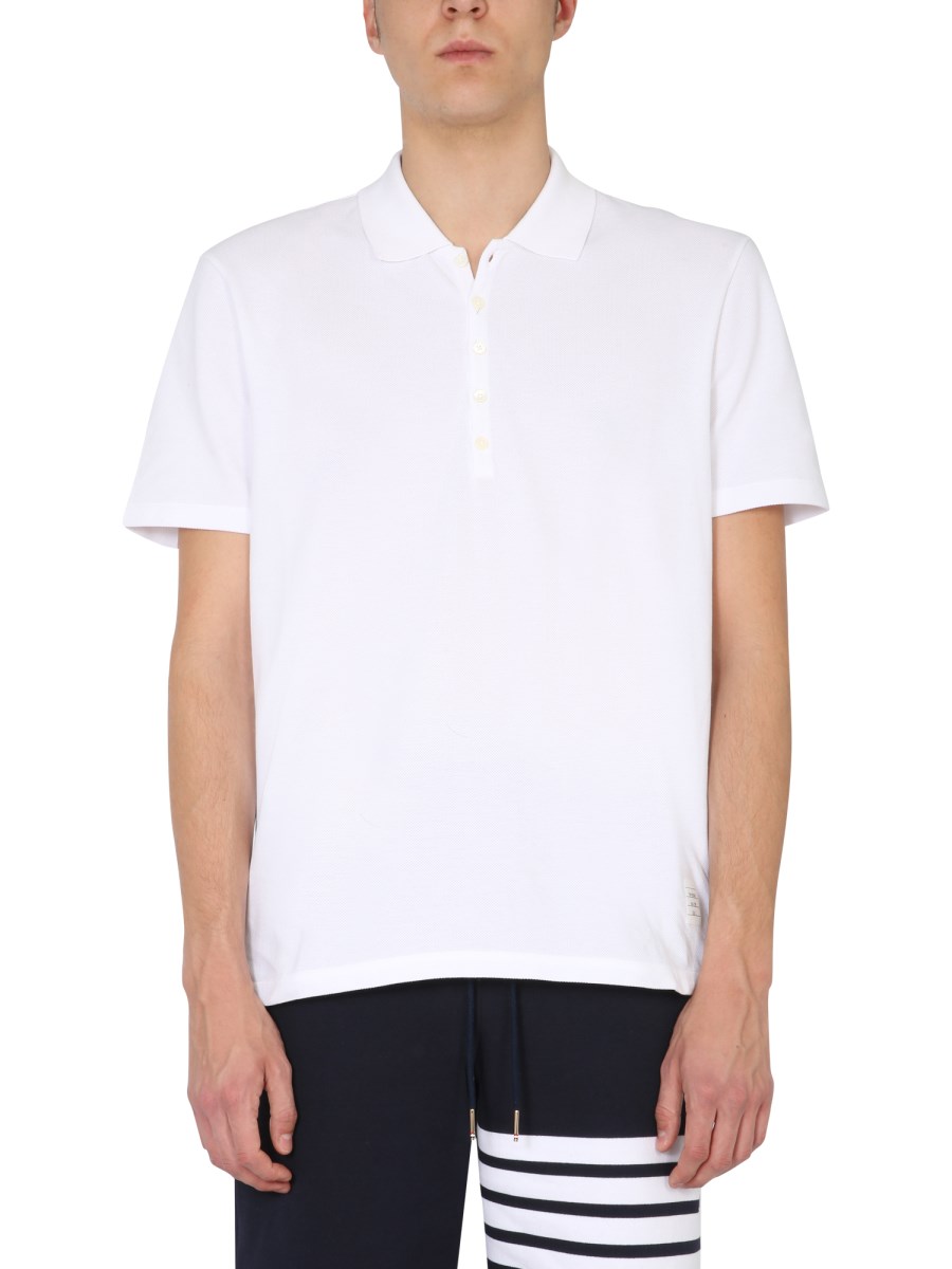 THOM BROWNE POLO IN PIQUÉ DI COTONE CON INTARSIO TRICOLORE SUL RETRO