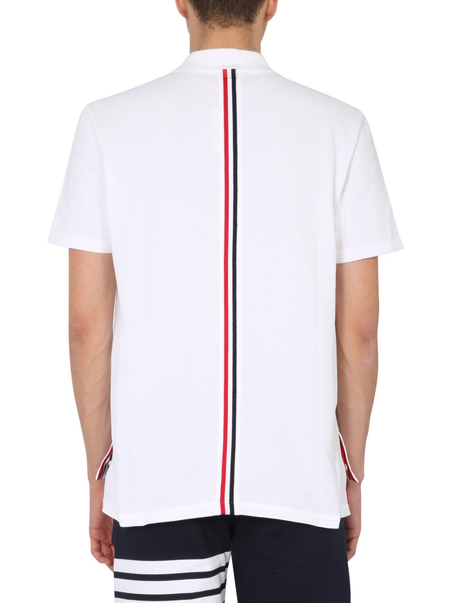 THOM BROWNE POLO IN PIQUÉ DI COTONE CON INTARSIO TRICOLORE SUL RETRO