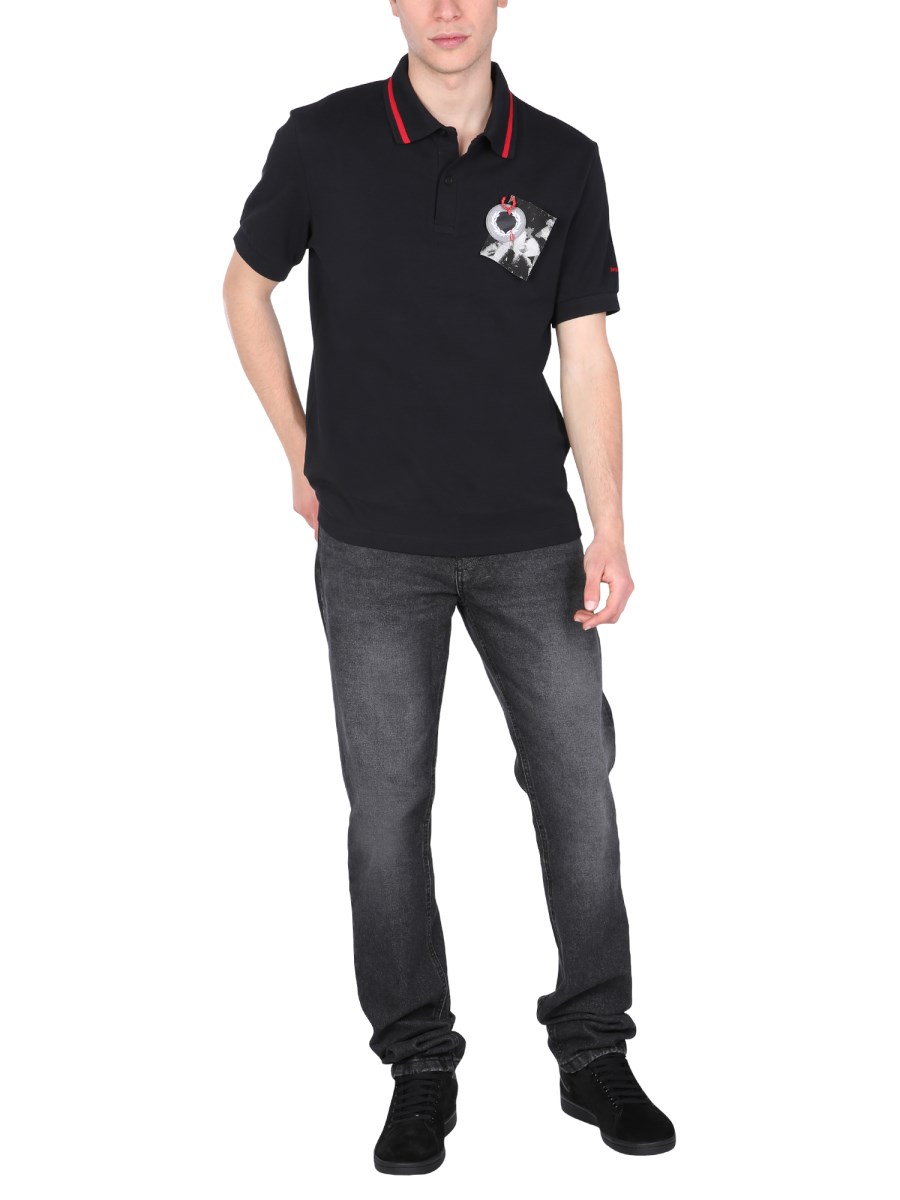 FRED PERRY X RAF SIMONS POLO REGULAR FIT IN PIQUE DI COTONE CON SPILLA E RICAMO LOGO