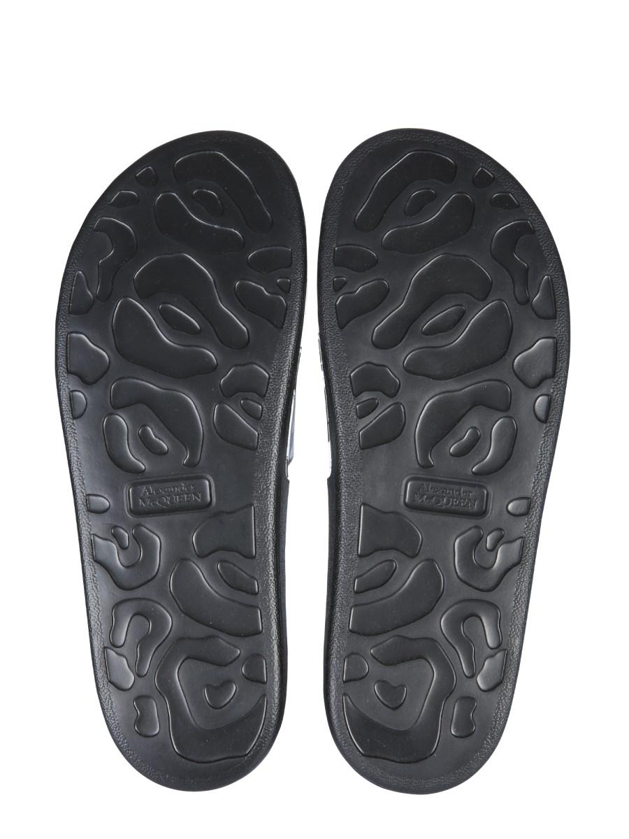 ALEXANDER McQUEEN SANDALO IN GOMMA CON LOGO GRAFFITI