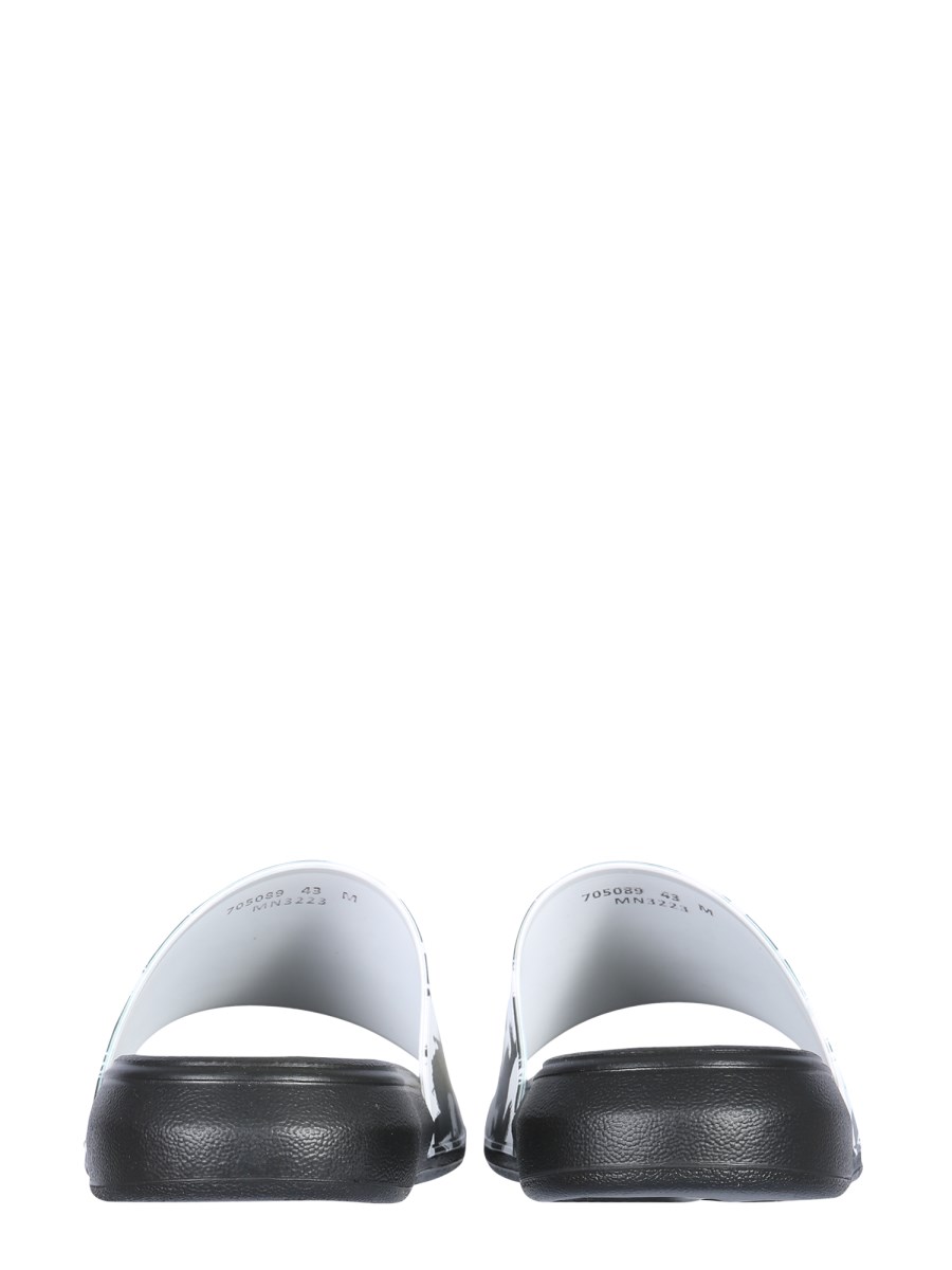 ALEXANDER McQUEEN SANDALO IN GOMMA CON LOGO GRAFFITI