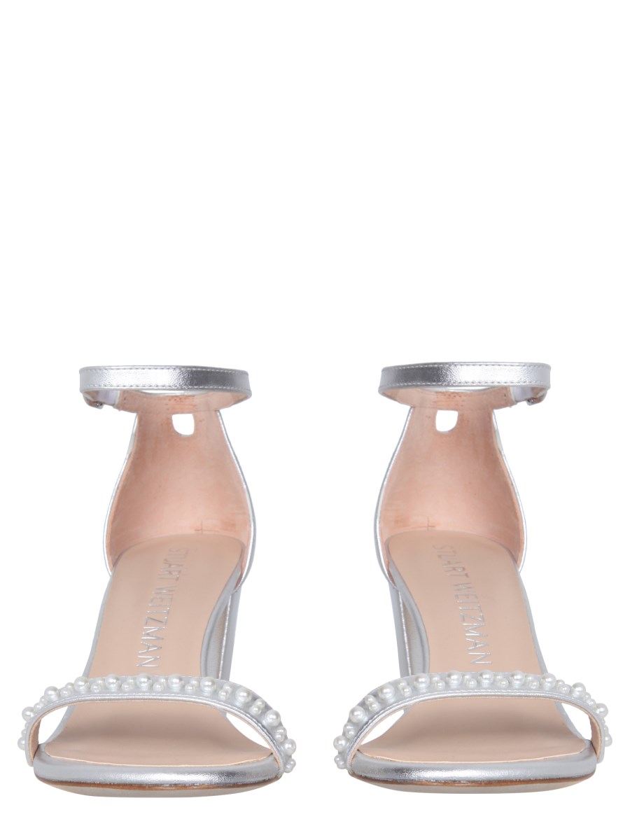 STUART WEITZMAN SANDALO NEARLY NUDE IN PELLE METALLIZZATA CON DETTAGLIO PERLE